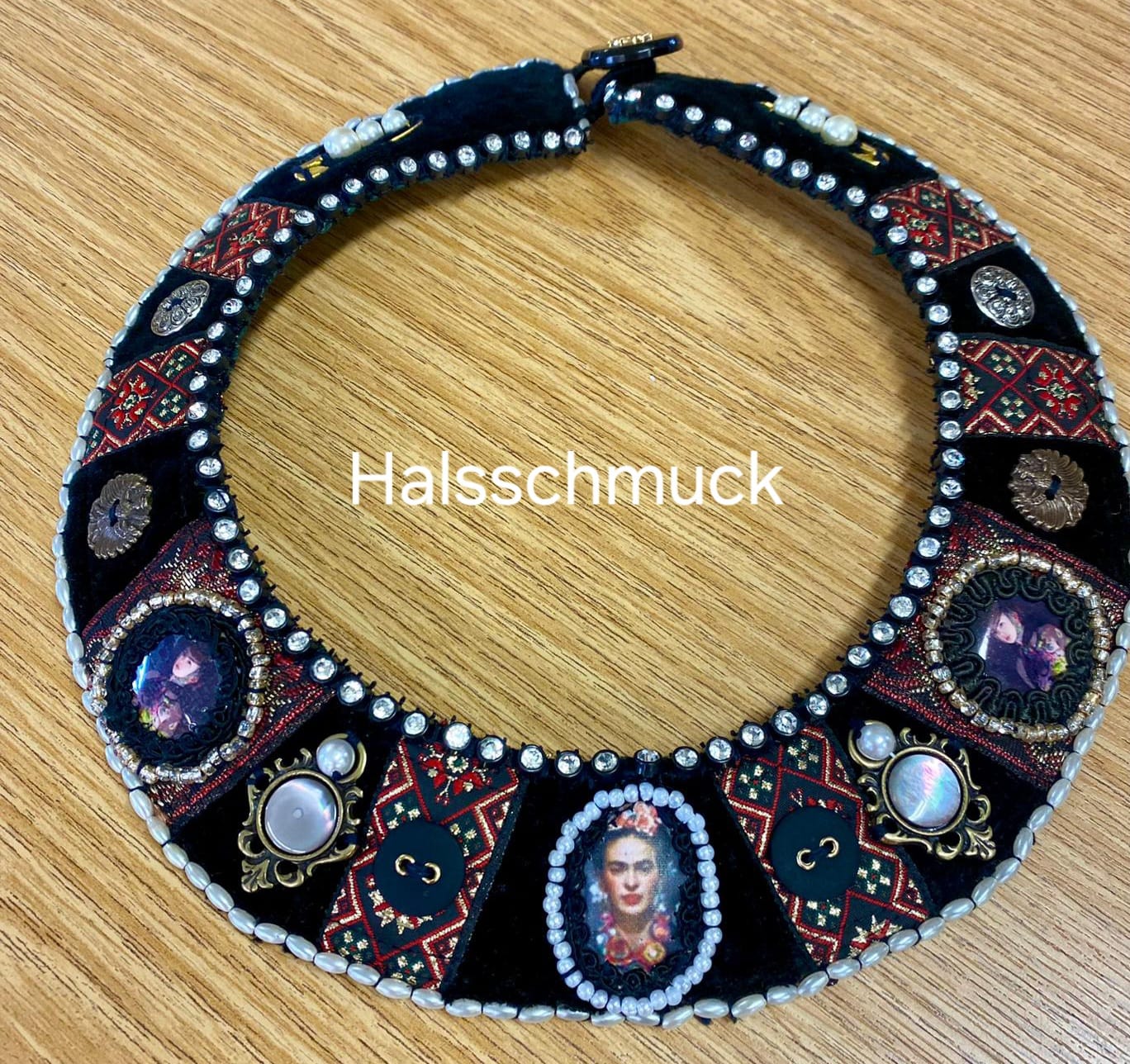 Halsschmuck