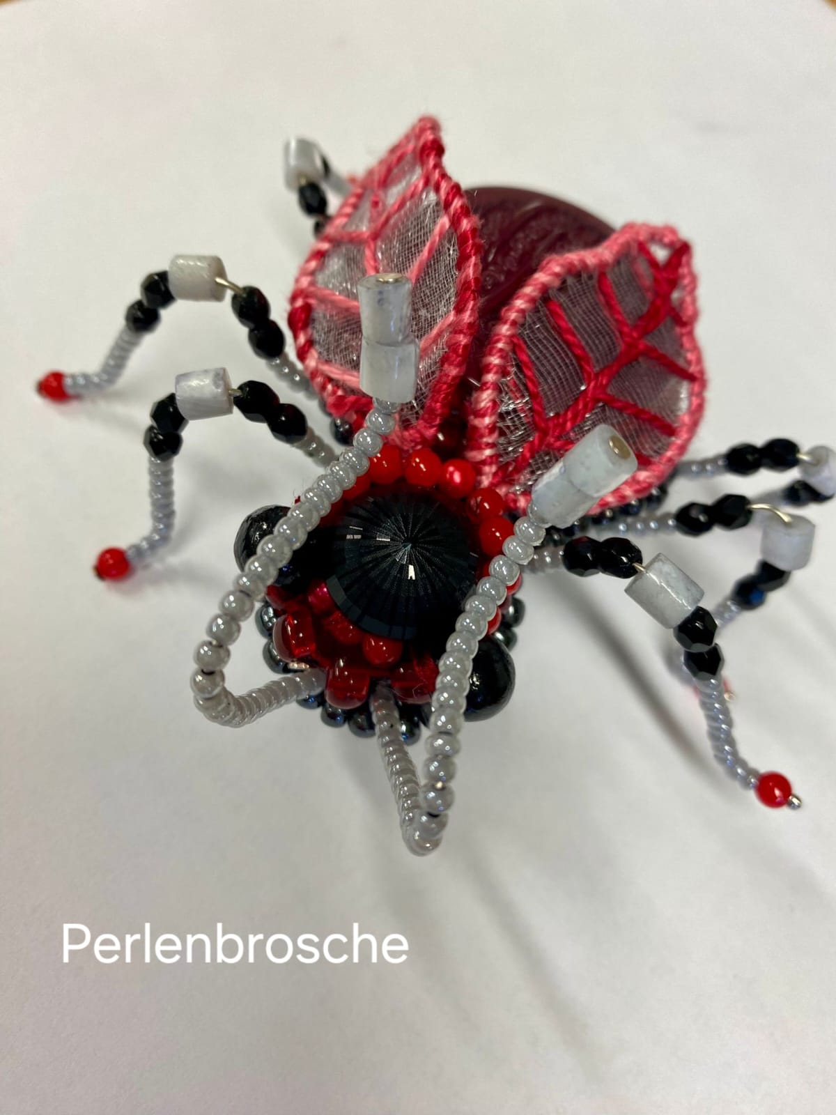Perlenbrosche